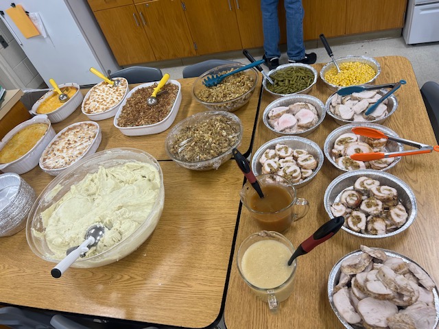 Students prepare Thanksgiving feast for faculty and staff